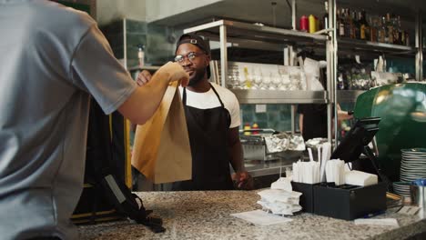 Un-Hombre-En-Un-Mercado-De-Doners-Atiende-A-Un-Visitante-Que-Agradece-Al-Negro-Por-Un-Trabajo-Honesto-Y-De-Alta-Calidad.-Comprensión-Mutua-Del-Vendedor-Y-El-Cliente