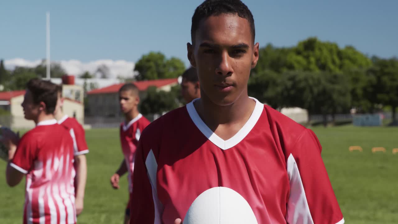 럭비 선수 가 카메라 를 보고 있다