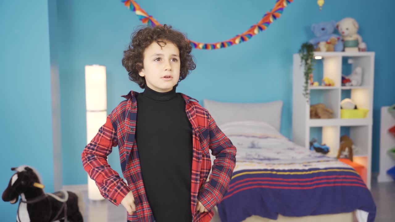 un primer plano de un niño haciendo cálculos haciendo planes en su cabeza.