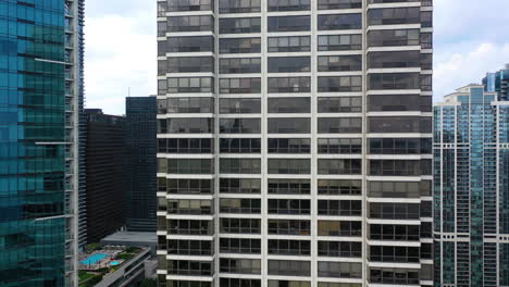 Aerial-view-rising-along-a-tall-high-rise-building-in-Chicago-Loop,-Illinois,-USA