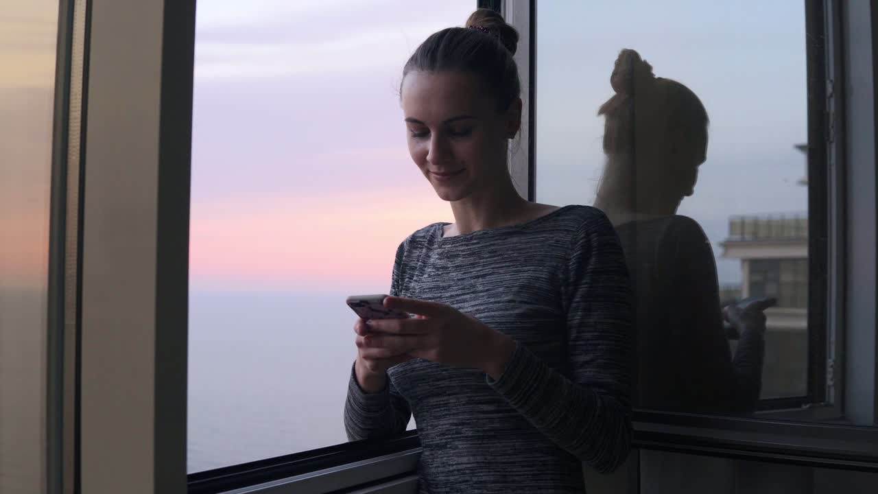 vista de cerca del joven bailando mirando a la cámara sobre fondo de luces de neón púrpura