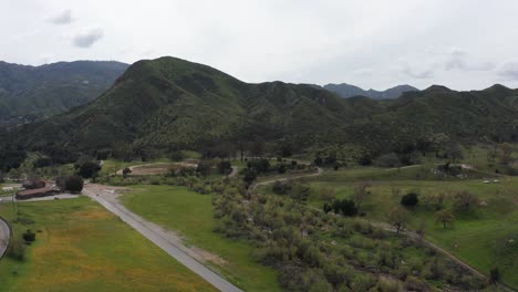 Toma-Aérea-Amplia-Y-Ascendente-De-La-Tierra-árida-Recuperada-Por-La-Naturaleza-Donde-Una-Vez-Estuvo-El-Histórico-Lote-De-La-Película-Rancho-Paramount-Antes-De-Quemarse-Hasta-Los-Cimientos-En-2018.