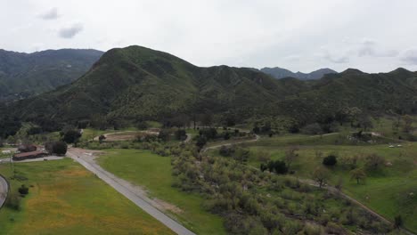 toma aérea amplia de la tierra estéril recuperada por la naturaleza donde el histórico backlot de la película paramount ranch una vez estuvo antes de quemarse hasta el suelo en 2018