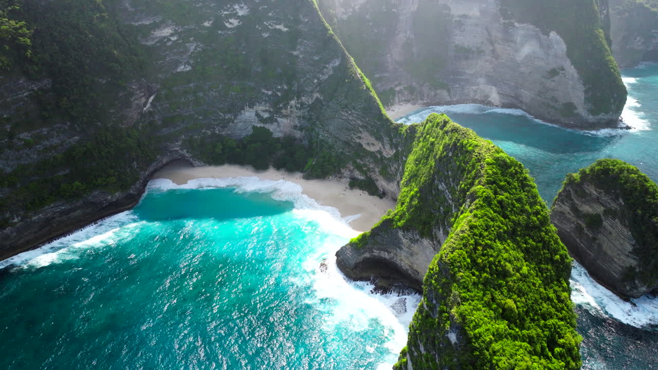 es una vista aérea impresionante, la playa de kelingking, nusa penida, bali, indonesia