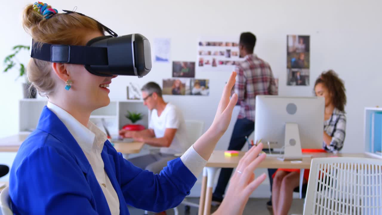 hermosa mujer de negocios caucásica usando auriculares de realidad virtual en la oficina moderna 4k