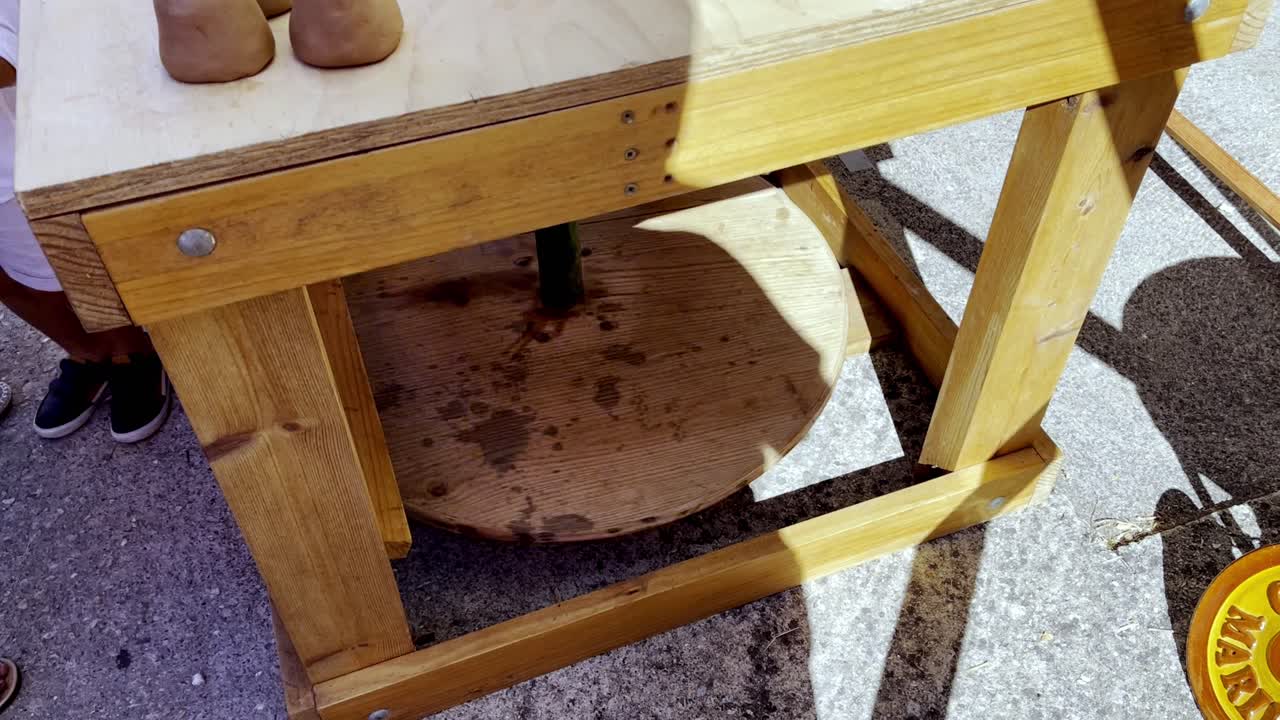 la rueda de madera gira rápidamente en la exhibición del festival de artes culturales español