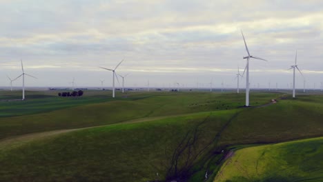 Drohnenaufnahme-Von-Windmühlen-Auf-Einem-Feld