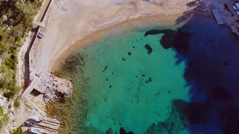 Drohne-Am-Kleinen-Strand-Auf-Ibiza