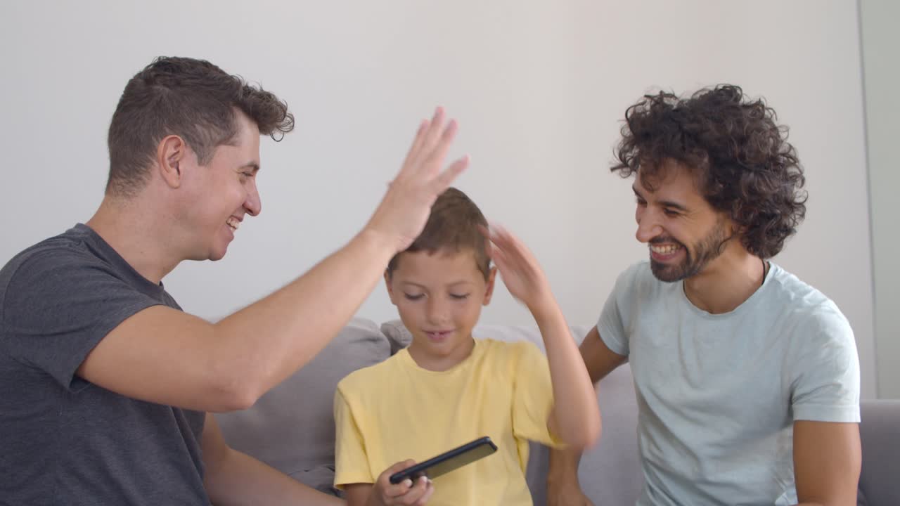 niño emocionado ganando juego en línea en el teléfono inteligente