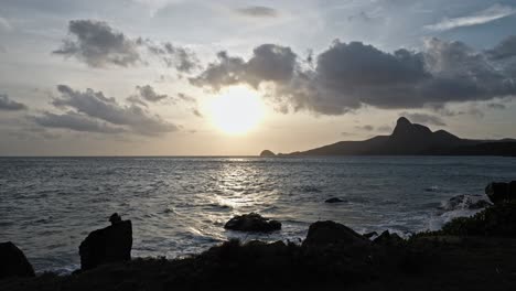 tomada oscura de la playa de bãi nhát en la isla de con dao en vietnam durante la puesta o el amanecer