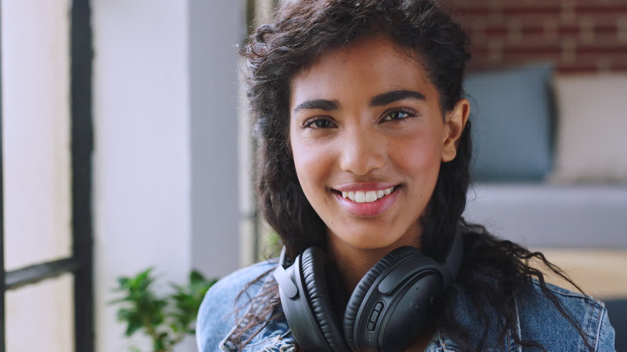 mujer, oficina de inicio y auriculares para música