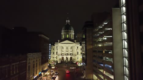 Capitolio-Del-Estado-De-Indiana-Desde-La-Vista-De-La-Calle-En-La-Antena-Nocturna