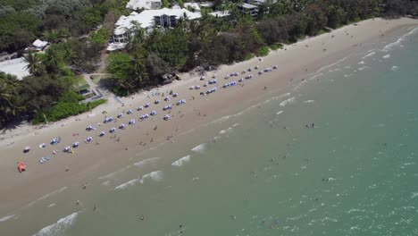 Sombrillas-De-Playa-En-La-Orilla-De-La-Playa-De-Cuatro-Millas-En-Port-Douglas,-Australia---Toma-Aérea-De-Drones