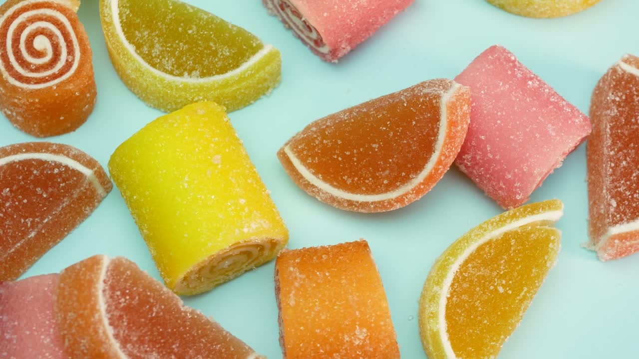 rollo de jalea multicolor, mezcla de dulces azúcar granulado blanco, cuñas de jalea de limón, dulces de jalea