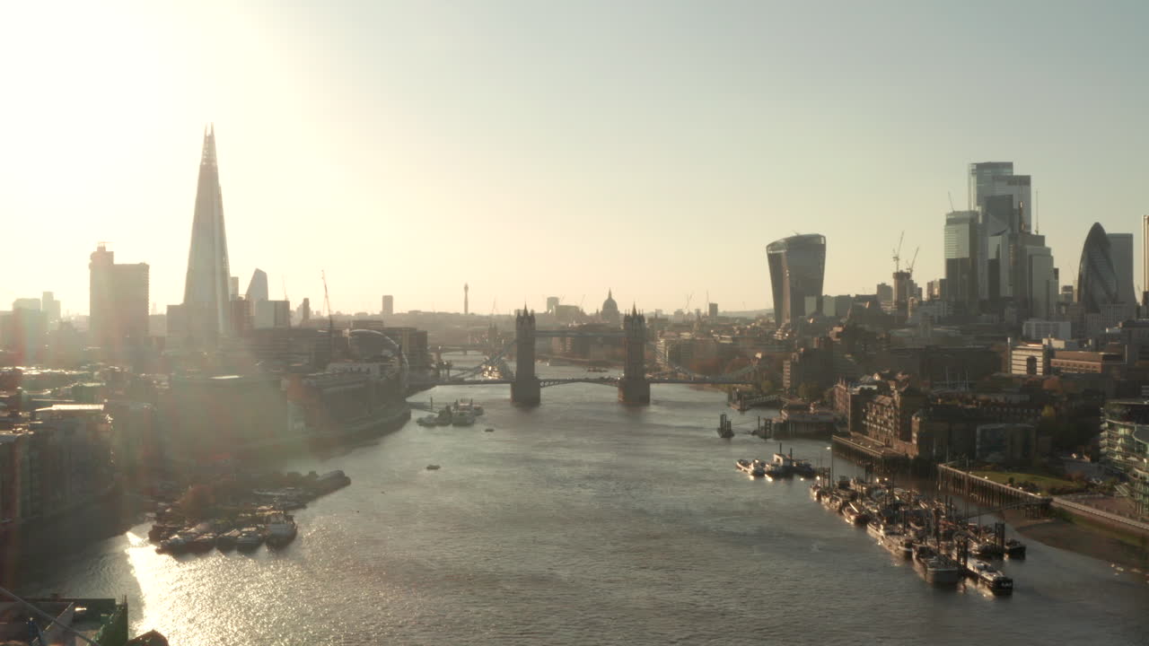 lento disparo aéreo hacia el puente de la torre sobre el río támesis londres