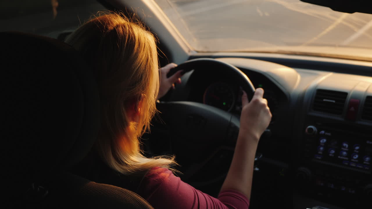 silueta de una conductora conduciendo un coche