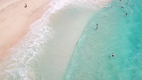 Hawaii-Vista-Aérea-De-Drones-De-Playa-De-Agua-Azul-Claro-En-Honolulu-1