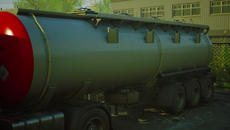 camion con serbatoio di carburante e sito di stoccaggio industriale