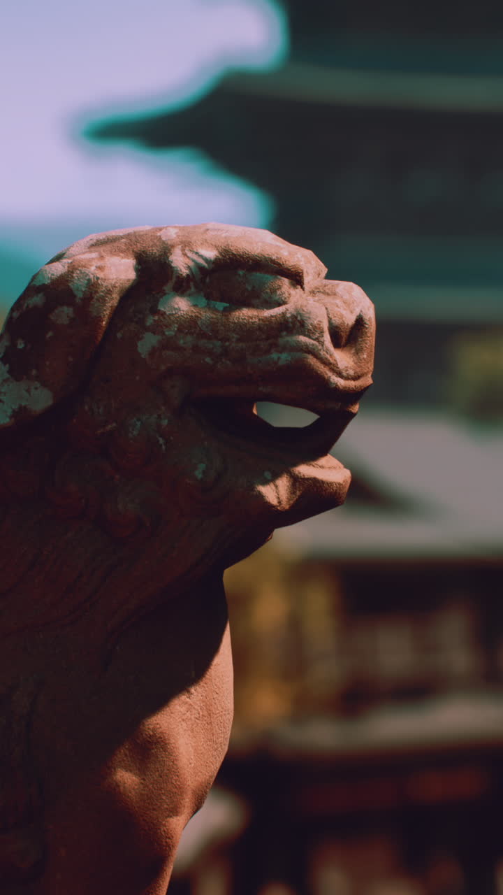 primer plano de un león de piedra en un templo japonés