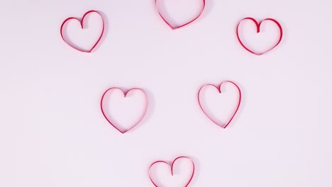 los corazones pasan en el tema blanco. el día de san valentín detenga el movimiento