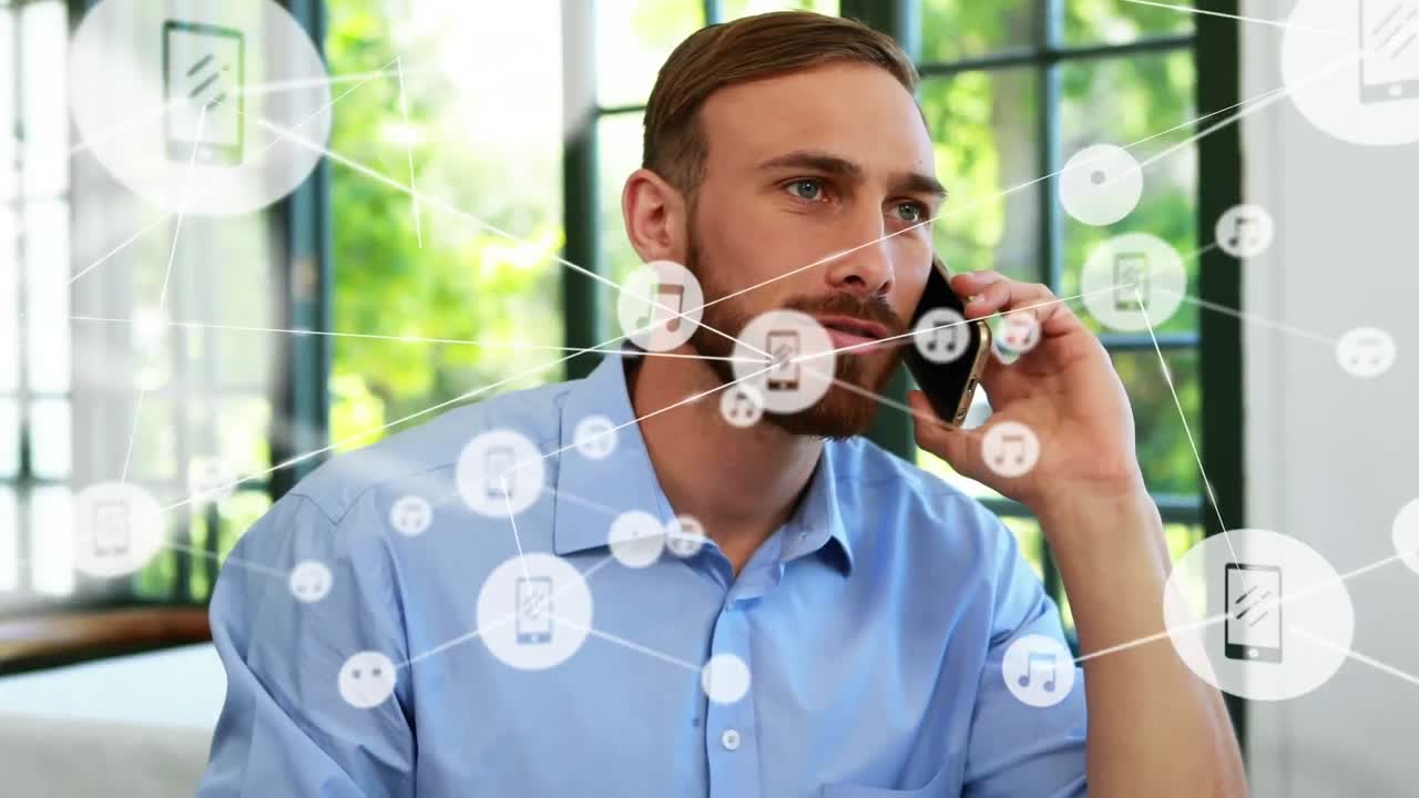 animación de una red de conexiones sobre un hombre de negocios caucásico hablando por teléfono inteligente