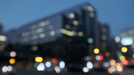 video desfocalizado de 4k de vista nocturna urbana con transporte y transeúntes