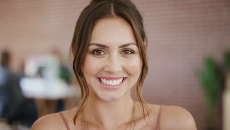 rostro, mujer y sonrisa para el retrato en moderno