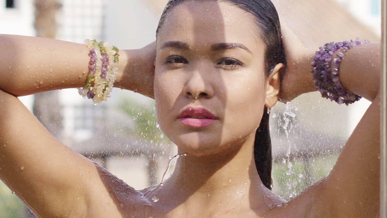 impresionante belleza se baña en la ducha al aire libre