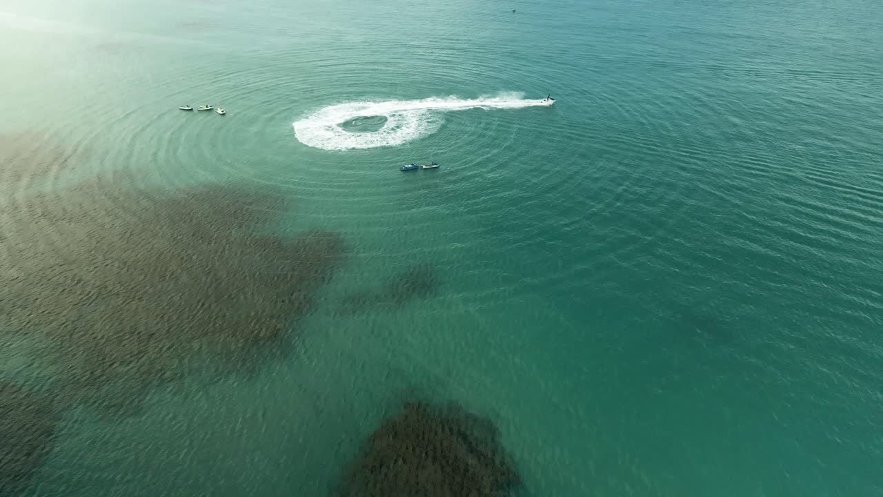 푸에르토리코 포르투나 해변에서 도 ⁇ 을 만드는 제트 스키 선수
