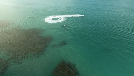 Jetskifahrer,-Der-Donuts-In-Luquillo,-Puerto-Rico,-Fortuna-Beach-Macht,-Fliegt-über-Den-Sonnenuntergang-4k24