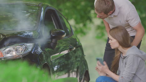 por una pareja fumadora que inspecciona los daños del accidente y llama a los servicios de emergencia