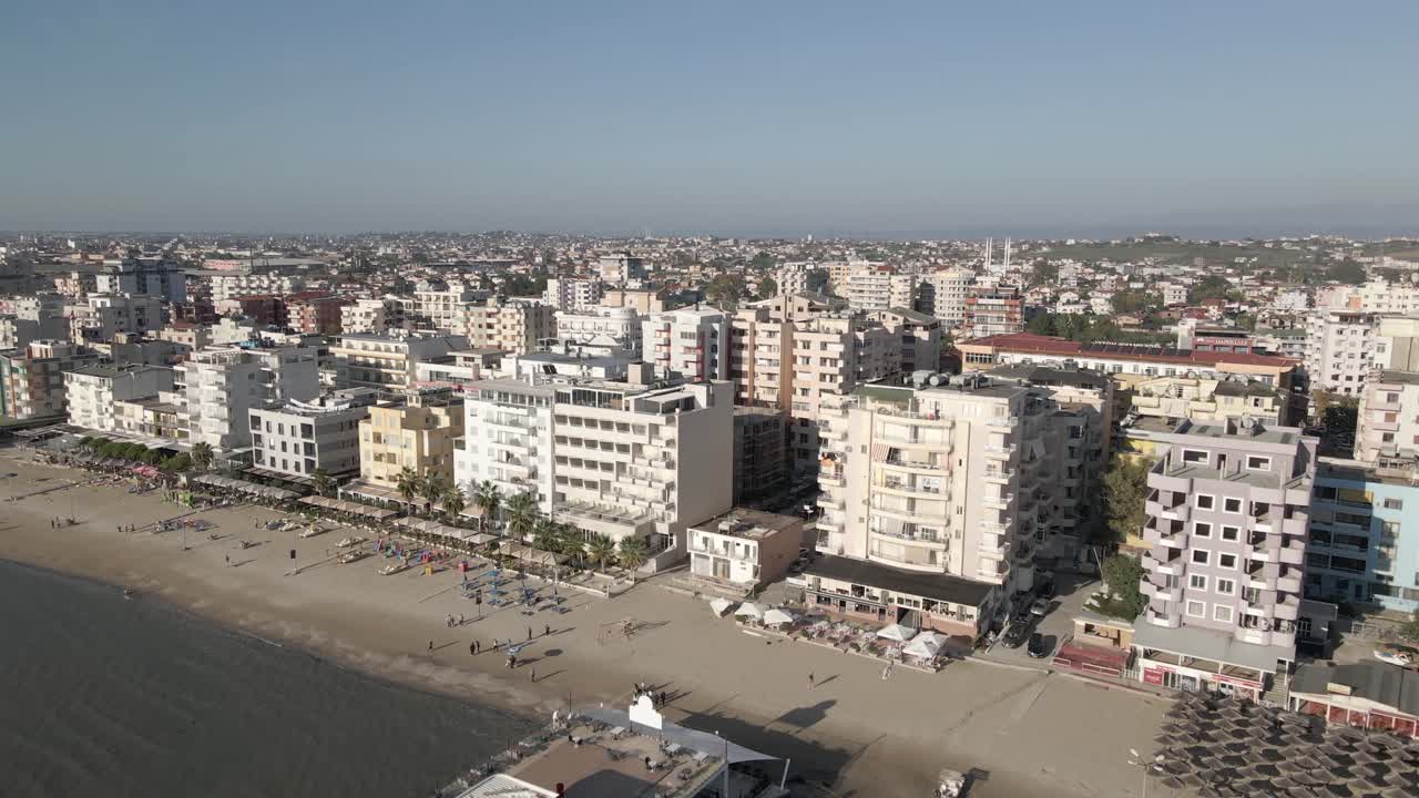sobrevuelo del muelle del restaurante: tranquila playa de arena en la costa de durres, albania