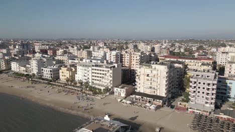 Sobrevuelo-Del-Muelle-Del-Restaurante:-Tranquila-Playa-De-Arena-En-La-Costa-De-Durres,-Albania