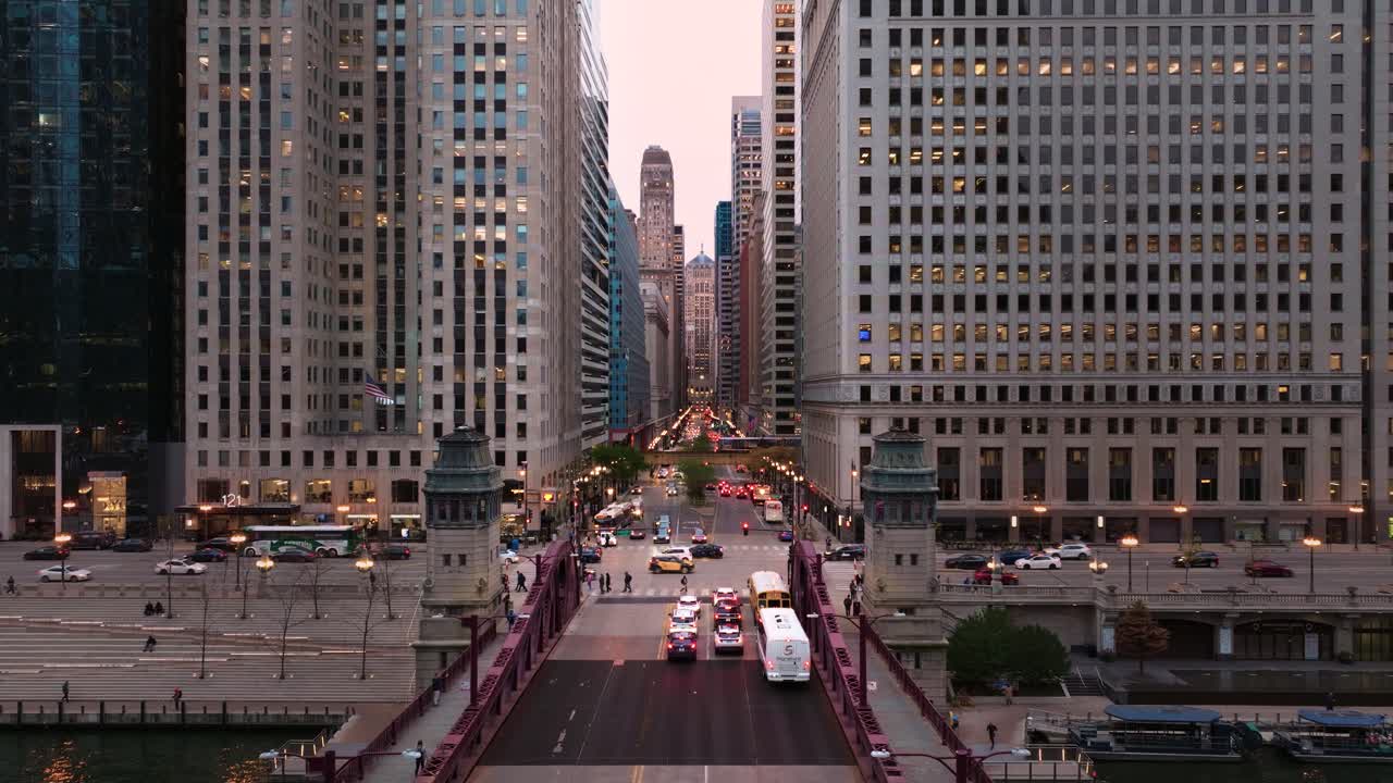 rascacielos de chicago con vista aérea del puente de trenes