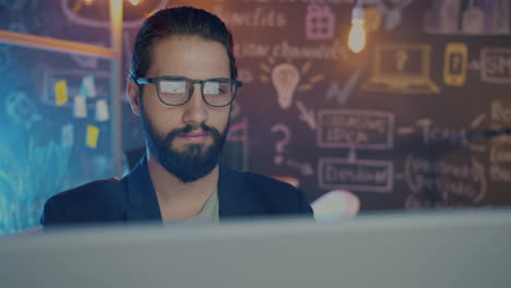 hombre de negocios trabajando en la computadora en la oficina