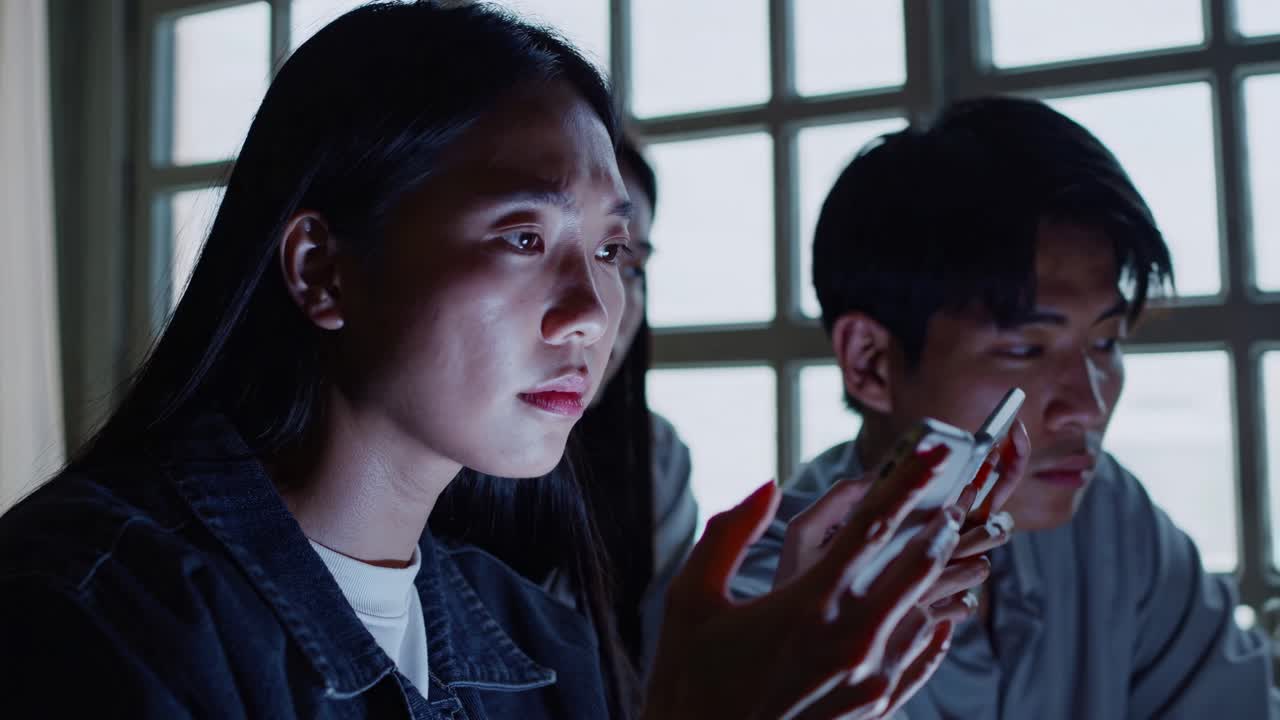 스마트폰에 초점을 맞춘 젊은 성인