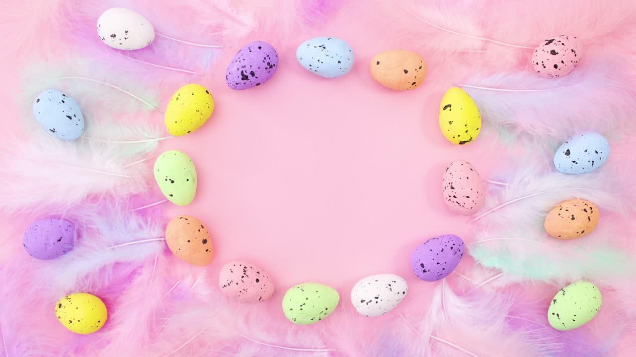 пасхальные пастельные цветные яйца и перья с местом для текста.