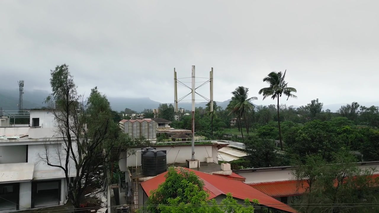 Dominando la chioma: una vista nuvolosa dei minareti della città.