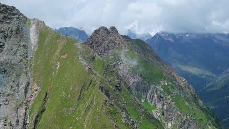 el valle de valmalenco en la temporada de verano. vista aérea de drones
