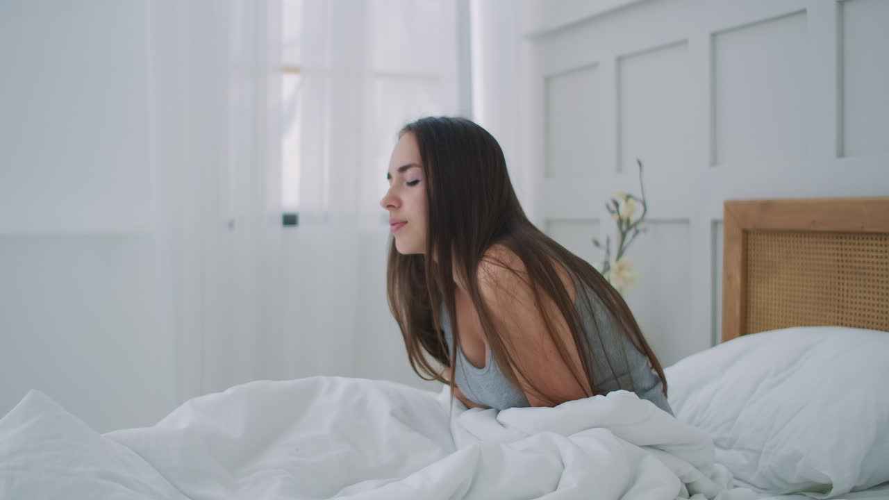 평범한 젊은 여성이 복통을  ⁇ 고 있습니다. 그녀의 월경 경련은 일하러 가기에는 너무 고통스럽습니다. 내 몸 안에 폭풍이 불고 있는 것처럼 느 ⁇ 집니다.