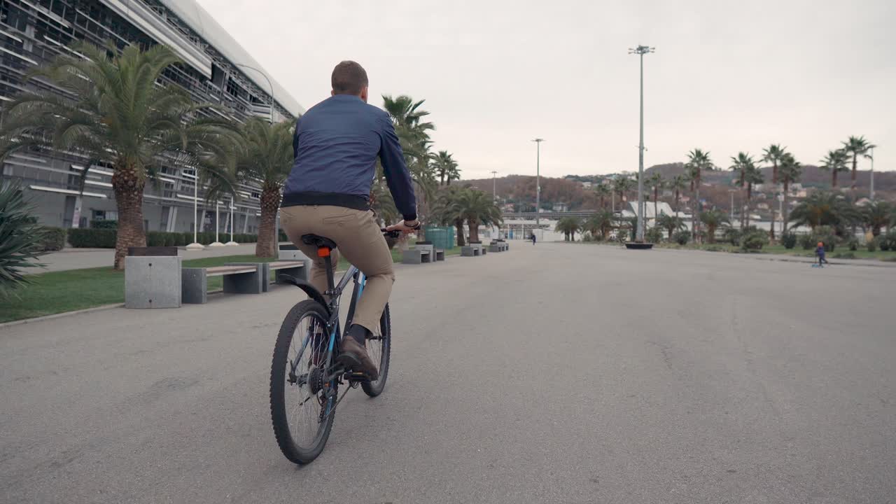 도시 공원에서 자전거를 타는 남자