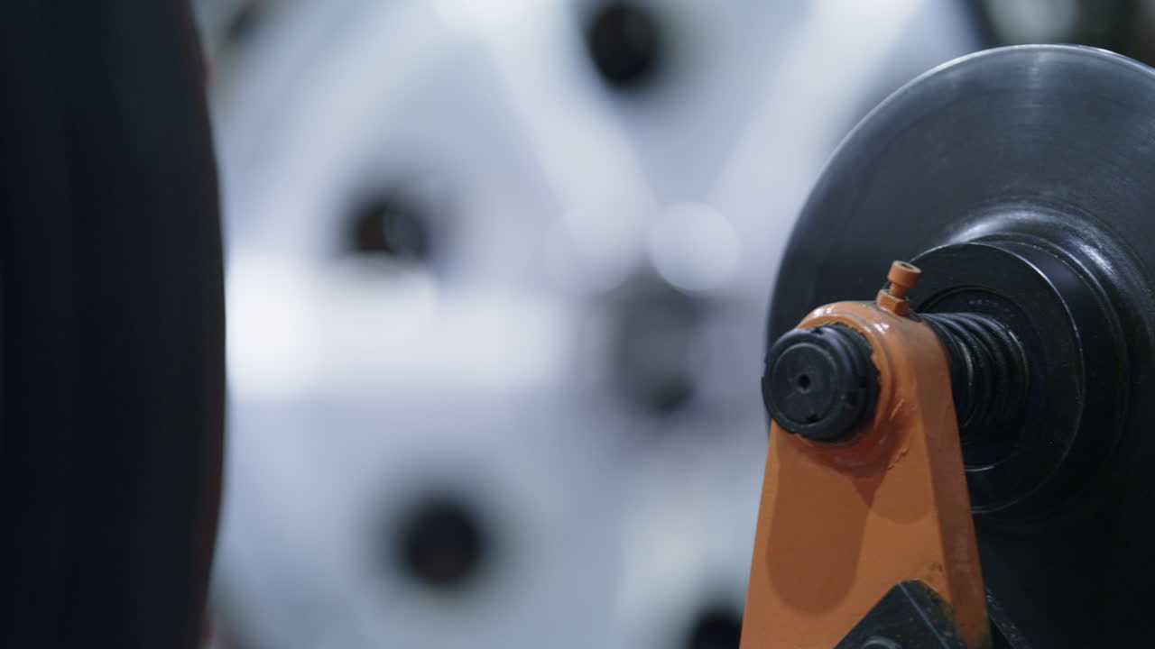 automático de fabricación de neumáticos detallado que se mueve en una fábrica moderna que gira de cerca