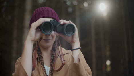 Frau-Mit-Geflochtenem-Haar-Schaut-Durch-Ein-Fernglas