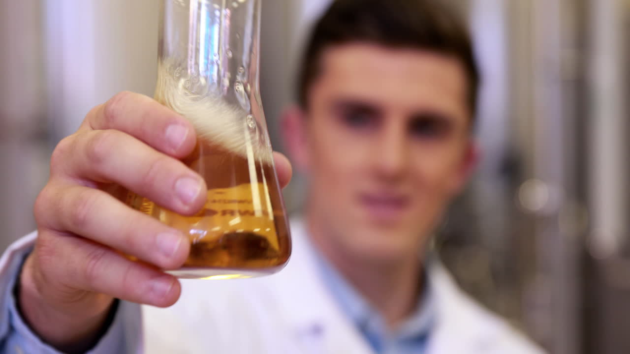 trabajador de la cervecería comprobando el producto