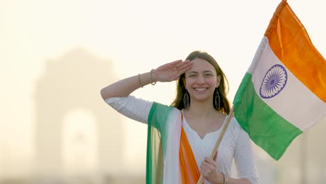 Stolzes-Indisches-Mädchen,-Das-Am-Tag-Der-Republik-Am-India-Gate-In-Delhi-Mit-Der-Indischen-Flagge-Salutiert