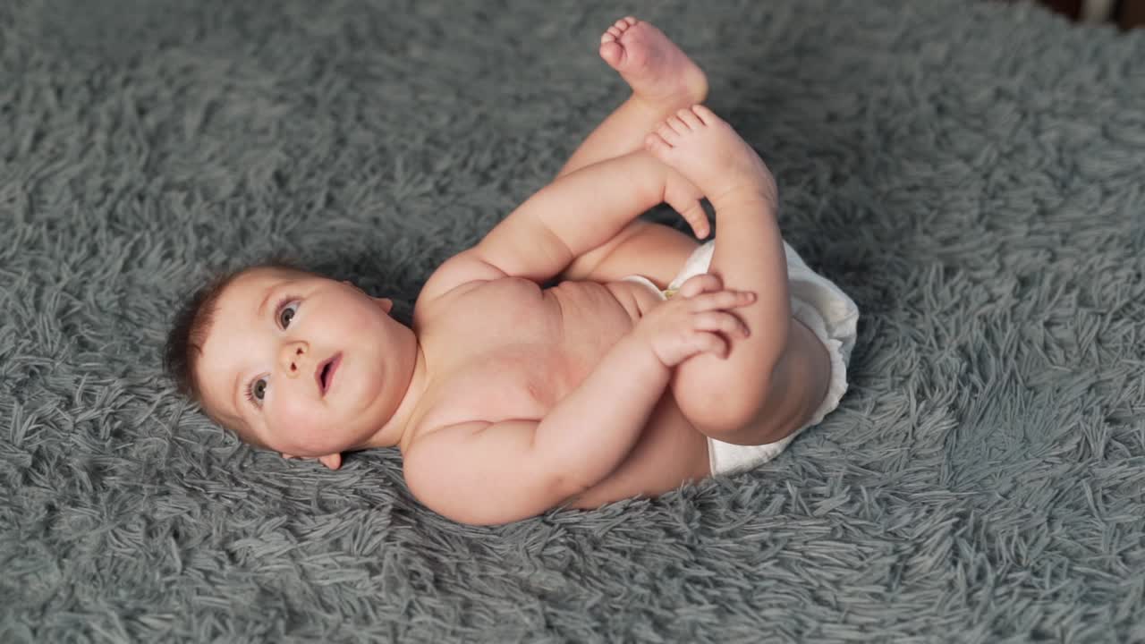 vista superior de la niña acostada boca arriba y mirando alrededor