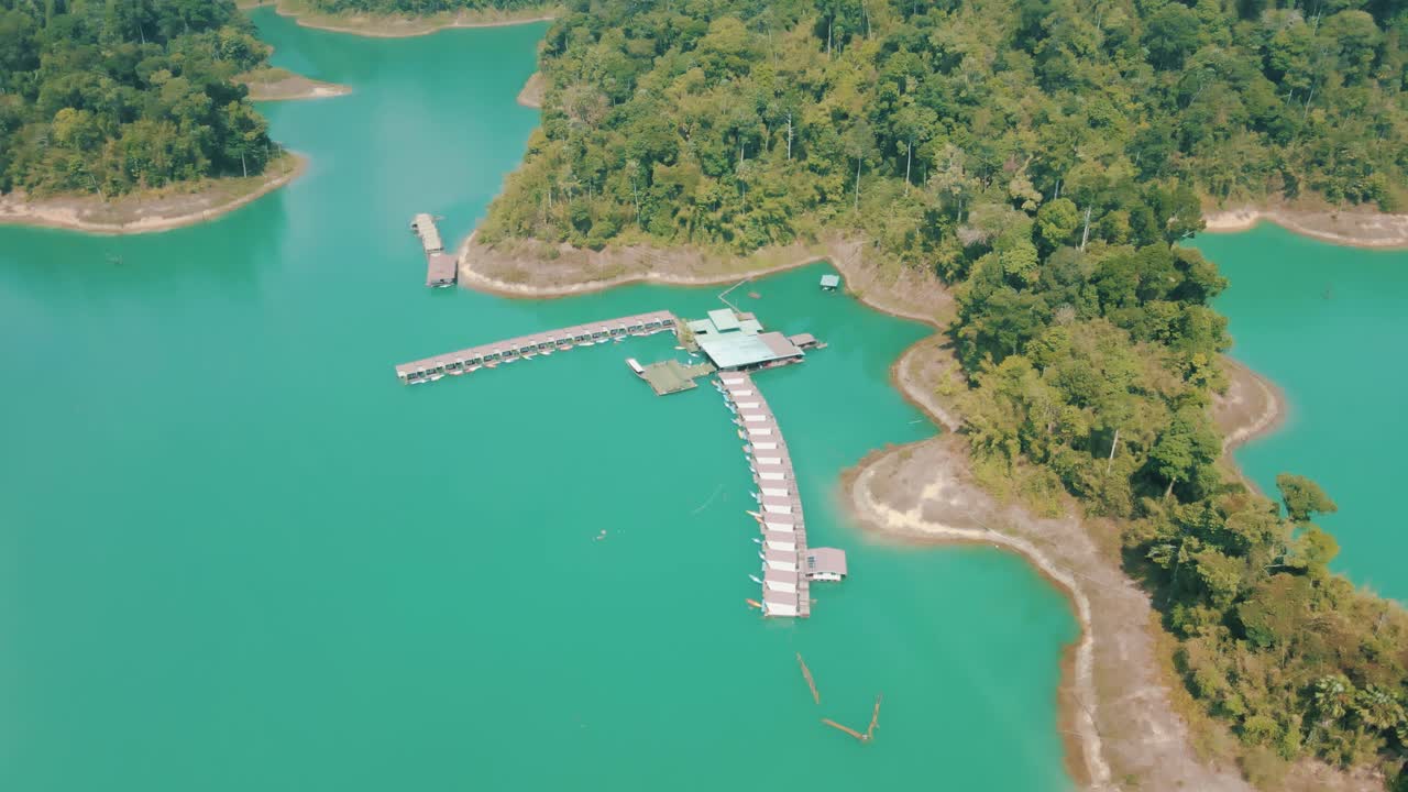 태국 카오 소크 국립공원의 떠다니는 방갈로의 놀라운 드론 영상