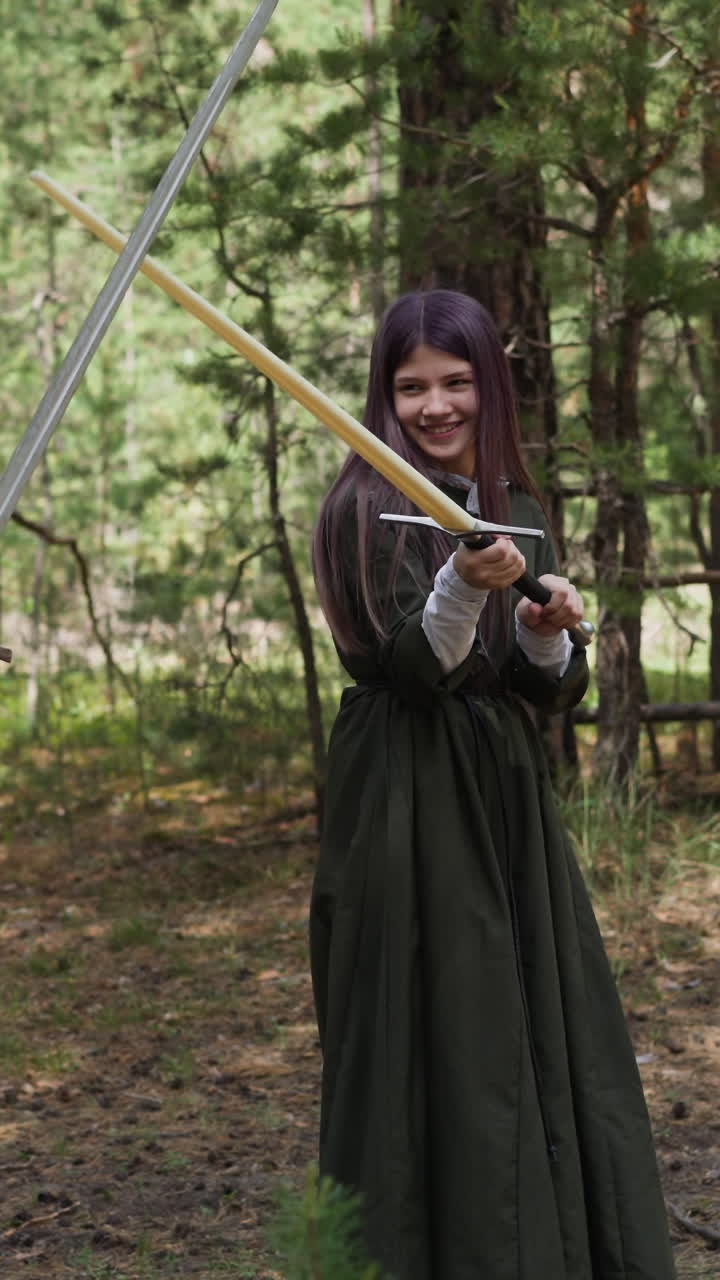 reconstrucción del entrenamiento medieval con la espada, peleas de niñas, juego histórico