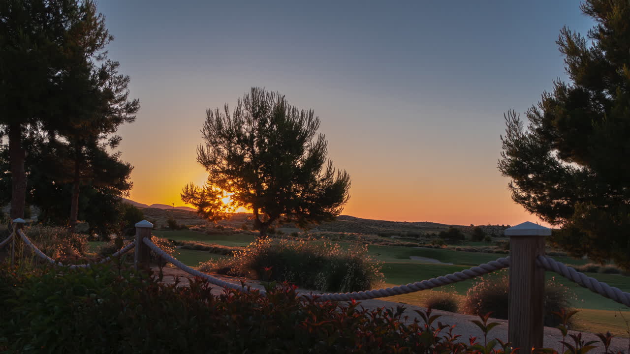 timelapse del amanecer sobre un campo de golf en españa