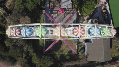 Rueda-De-Ferris-Gira-En-Un-Pequeño-Parque-Temático---Toma-De-Arriba-Hacia-Abajo